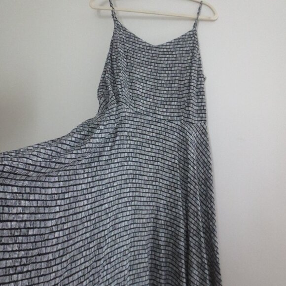 Old Navy Black & White Dress - Picture 8 of 10